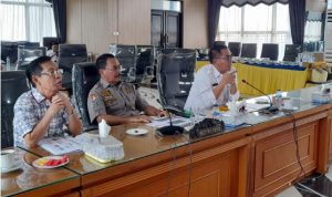 Ketua DPRD Kalsel H Supian HK (tengah) bersama Asisten 1 Pembangunan dan Kesra Provinsi Kalsel Nurul Fajar Desira pada Rapat pembahasan RTRW di DPRD Kalsel, Rabu (122023). Kalimantanlive.com Edoy)