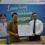 Bupati Balangan Abdul Hadi dan Kepala Bank Kalsel Cabang Paringin meluncurkan program Sanggam Babungas, program kredit tanpa bunga di Paringin. (Humas Bank Kalsel)