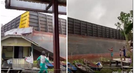 Detik-detik tongkang batu bara menghantam rumah penduduk di Desa Keladan, Candi Laras Utara (CLU), Sabtu (2242023). (tangkap layar video YouTube @txtdarikalsel)