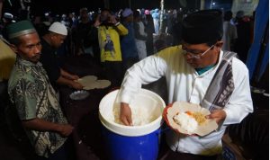 Doa masyarakat Mandi Kapau Barat, Kabupaten Banjar bertemu dan sahur bersama Paman Birin terwujud, Sabtu (1542023) dini hari. (Foto Dony Sophandi Adpim)