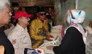 Gubernur Kalsel Sahbirin Noor memantau harga bahan pokok di Pasar Kalindo, Banjarmasin, jelang Lebaran, Jumat (1442023) pagi.(Adpim)