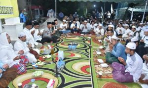 Gubernur Kalsel Sahbirin Noor saat menggelar sahur bersama warga Desa Banyu Irang Tanahlaut, Jumat (1442023) dini hari. (Adpim)