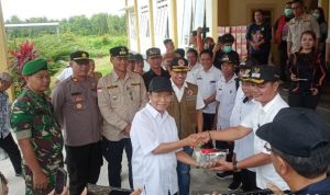 Wakil Bupati Kapuas Nafiah Ibnor menyerahkan simbolis bantuan logistik kepada secara simbolis kepada Kepala Desa Aruk, Rabu (542023). (hsmkmf)