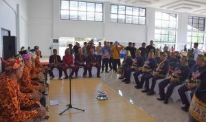 Bupati Kapuas Ben Brahim S Bahat didampingi Wabup Kapuas HM Nafiah Ibnor, ikuti acara ritual adat ngaruhya, di hall Rujab Bupati Kapuas Selasa (2132023)