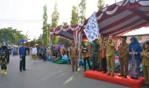 Bupati Kapuas Ben Brahim S Bahat saat melepas 3000 Peserta Pawai Budaya di Jalan Letjend Suprapto, Kuala Kapuas Senin (2032023)