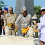 Gubernur Kalsel, Sahbirin Noor (tengah) menaburkan bunga di makam Brigjen TNI H Hasan Basry