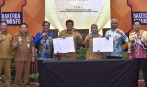 Kadis Kominfo Kalsel Muslim memperlihatkan dokumen MoU kerjasama tiga dalam percepatan penerapan teknologi percepatan informasi di Banjabaru. (952023). (Kalimantanlive.com eep)