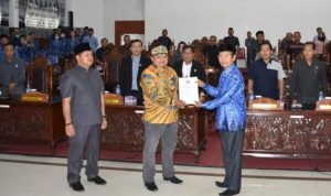 Plt Bupati Kapuas HM Nafiah Ibnor menerima rekomendasi dari tim Pansus DPRD Kapuas terkait LKPj Bupati Kapuas 2022