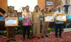 Sekda Kalsel Roy Rizali Anwar foto bersama usai menyerahkan penghargaan kepada kepala daerah dari Pemprov Kalsel. (Kalimantanlive.com eep)