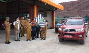 Wakil Bupati Kapuas Nafiah Ibnor melepas armada truk sembako untuk korban banjir di Kecamatan Timpah dan Kapuas Tengah. (Hmskmf Kapuas)