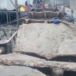 Petugas Dinas Perkimtan Kotabaru telah meninjau runtuhnya Jalan di RT. 15/05 Desa Rampa Lama ini i (Kalimantanlive.com/ Siti Rahmah)