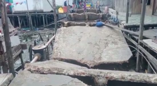 Petugas Dinas Perkimtan Kotabaru telah meninjau runtuhnya Jalan di RT. 15/05 Desa Rampa Lama ini i (Kalimantanlive.com/ Siti Rahmah)