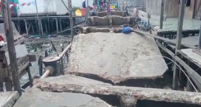 Petugas Dinas Perkimtan Kotabaru telah meninjau runtuhnya Jalan di RT. 15/05 Desa Rampa Lama ini i (Kalimantanlive.com/ Siti Rahmah)