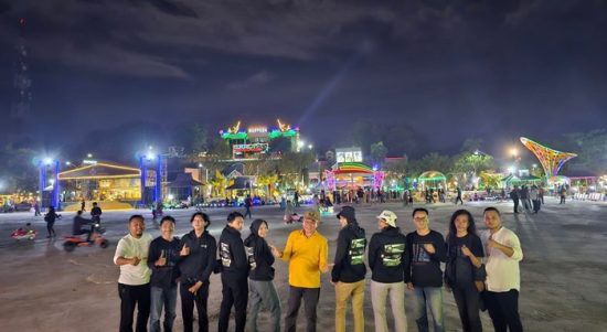 Wisudawan-wisudawati Universitas dr. Soetomo Surabaya, Provinsi Jawa Timur dibuat takjub akan keindahan alam yang berada di Kabupaten kotabaru. Kalimantanlive.com/Siti Rahmah