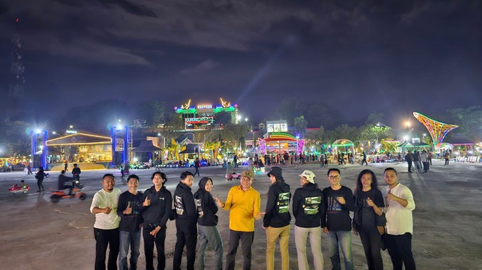 Wisudawan-wisudawati Universitas dr. Soetomo Surabaya, Provinsi Jawa Timur dibuat takjub akan keindahan alam yang berada di Kabupaten kotabaru. Kalimantanlive.com/Siti Rahmah