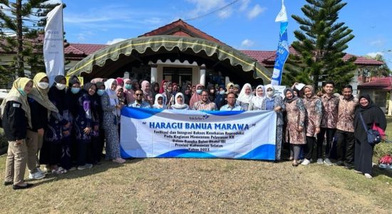 Dinas PPPAPPKB kabupaten Kotabaru bekerja sama dengan IBI Ranting Bakau dan P.T Minamas melaksanakan pelayanan KB Metode Kontrasepsi Jangka Panjang ( MKJP) secara gratis di kecamatan Pamukan Utara tepatnya di Klinik Centra Area Pamukan desa Binturung. (Kalimantanlive.com/Siti Rahman).