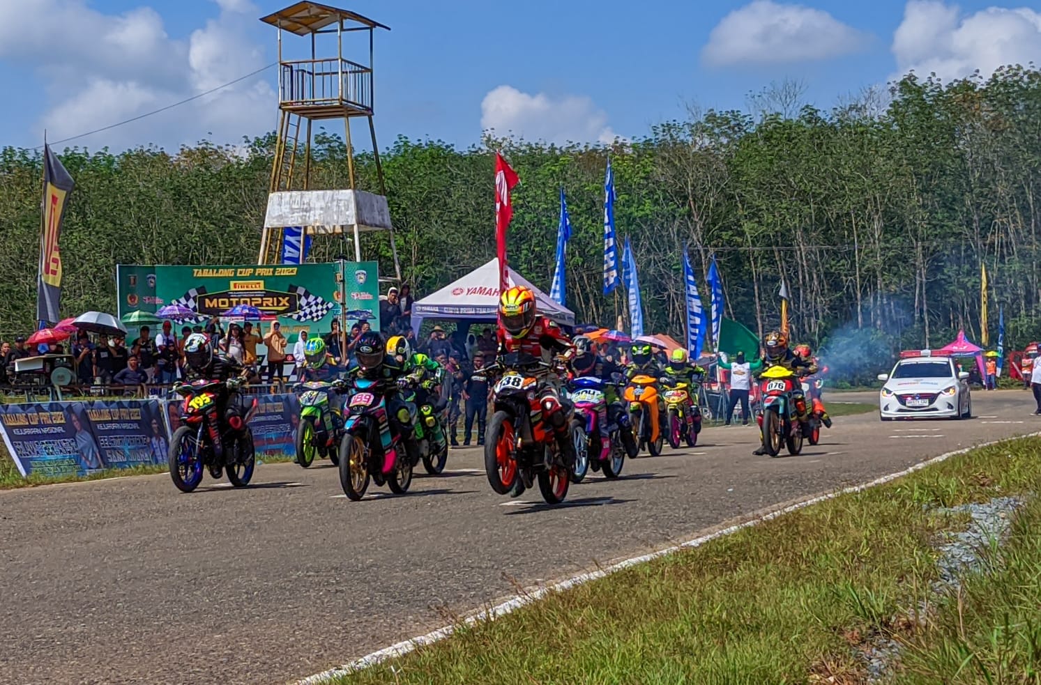 Ratusan starter berlaga pada ajang balap motor Tabalong Cup Prix 2023 Kejuaraan Nasional Balap Motor Motoprix Region C Kalimantan seri pertama (Kalimantanlive.com) .