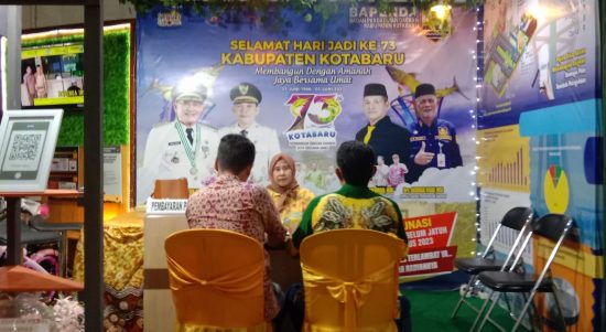 Memudahkan masyarakat kabupaten Kotabaru dalam membayar pajak, Badan Pendapatan Daerah Kabupaten Kotabaru membuka stand di pameran Saijaan Expo dalam rangka hari jadi kabupaten Kotabaru, Kamis (25/05/23). (Kalimantanlive.com/ Siti Rahmah)
