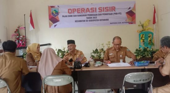 Operasi sisir PBB-P2 yang dilaksanakan oleh Bapenda Kotabaru tersebut terfokus di kantor Camat Pulau Laut Timur kabupaten Kotabaru, Selasa (16/05/2023 ). (Kalimantanlive.com/Siti Rahmah).
