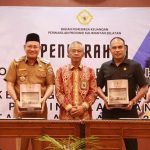 Bersama Bupati Kotabaru, Ketua DPRD kabupaten Kotabaru menerima penyerahan hasil pemeriksaan laporan keuangan dari BPK RI Provinsi Kalimantan Selatan. Kalimantanlive.com/Siti Rahmah