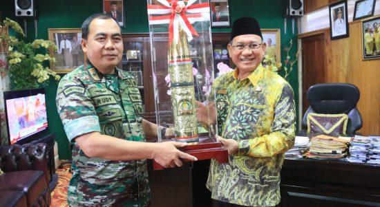 Komandan Korem (Danrem) 101 Antasari Brigjen TNI Rudi Puruwito, SE. MM berpamitan dengam Bupati Kotabaru H. Sayed Jafar Al Idrus, SH di ruang kerjanya, Jum'at (26/05/23). (Kalimantanlive.com).