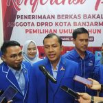 Dewan Pimpinan Cabang (DPC) Partai Demokrat Kota Banjarmasin mendatangi KPU, mengantarkan berkas pencalonan anggota legislatif DPRD Kota Banjarmasin pada Pemilihan Umum (Pemilu) Tahun 2024, Sabtu (13/5/23) siang. (Kalimantanlive.com/Ilham)