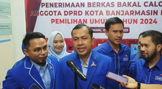 Dewan Pimpinan Cabang (DPC) Partai Demokrat Kota Banjarmasin mendatangi KPU, mengantarkan berkas pencalonan anggota legislatif DPRD Kota Banjarmasin pada Pemilihan Umum (Pemilu) Tahun 2024, Sabtu (13/5/23) siang. (Kalimantanlive.com/Ilham)