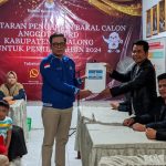 Ketua DPC Demokrat Tabalong, Ferry Elpeni bersama para caleg. (Kalimantanlive.com)