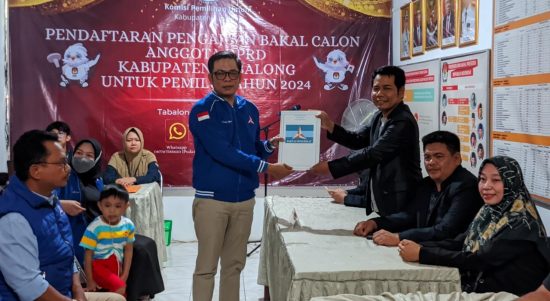 Ketua DPC Demokrat Tabalong, Ferry Elpeni bersama para caleg. (Kalimantanlive.com)