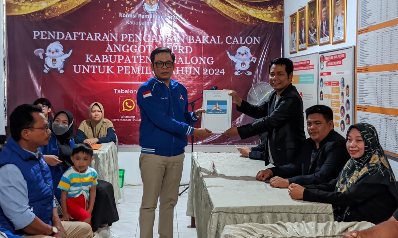 Ketua DPC Demokrat Tabalong, Ferry Elpeni bersama para caleg. (Kalimantanlive.com)