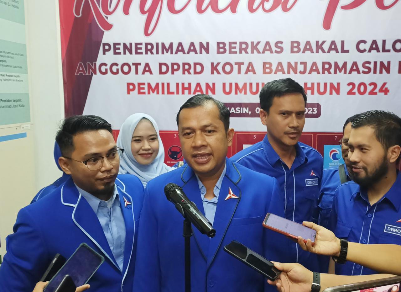 Dewan Pimpinan Cabang (DPC) Partai Demokrat Kota Banjarmasin mendatangi KPU, mengantarkan berkas pencalonan anggota legislatif DPRD Kota Banjarmasin pada Pemilihan Umum (Pemilu) Tahun 2024, Sabtu (13/5/23) siang. (Kalimantanlive.com/Ilham)