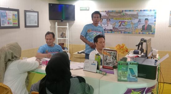 Dinas Kependudukan Catatan Sipil kabupaten Kotabaru membuka pelayanan di stand pameran Saijaan Expo dalam rangka peringatan hari jadi kabupaten Kotabaru yang ke-73 tahun 2023, Rabu (24/05/23) (Kalimantanlive.com/Siti Rahmah).