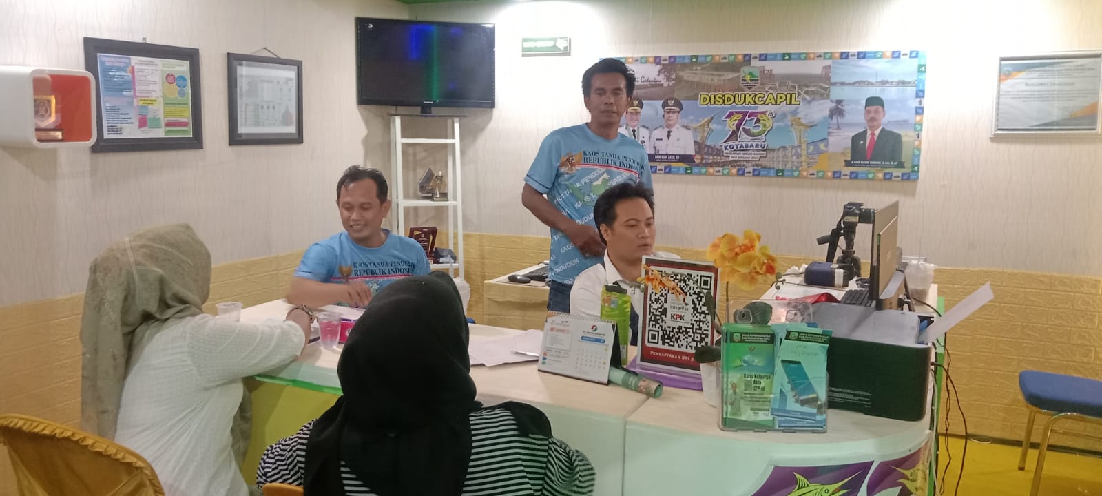 Dinas Kependudukan Catatan Sipil kabupaten Kotabaru membuka pelayanan di stand pameran Saijaan Expo dalam rangka peringatan hari jadi kabupaten Kotabaru yang ke-73 tahun 2023, Rabu (24/05/23) (Kalimantanlive.com/Siti Rahmah).