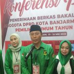 DPC PPP Kota Banjarmasin menyerahkan berkas daftar Bacaleg ke KPU Kota Banjarmasin. (Kalimantanlive.com)(Kalimantanlive.com/Ilham)