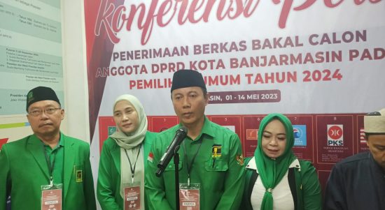 DPC PPP Kota Banjarmasin menyerahkan berkas daftar Bacaleg ke KPU Kota Banjarmasin. (Kalimantanlive.com)(Kalimantanlive.com/Ilham)