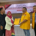 Dewan Pimpinan Cabang (DPC) Partai Partai Golongan Karya (Golkar) Kota Banjarmasin saat mendaftar pemilu legislatif DPRD 2024 mendatang ke KPU, Sabtu (13/5/23) sore. (Kalimantanlive.com/Ilham)