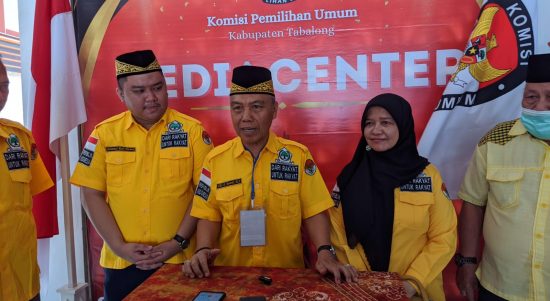 Ketua DPD Partai Golkar Tabalong, Mawardi (tengah) saat menyerahkan berkas pengajuan bacaleg kepada Ketua KPU Tabalong, Ardiansyah (Kalimantanlive.com).