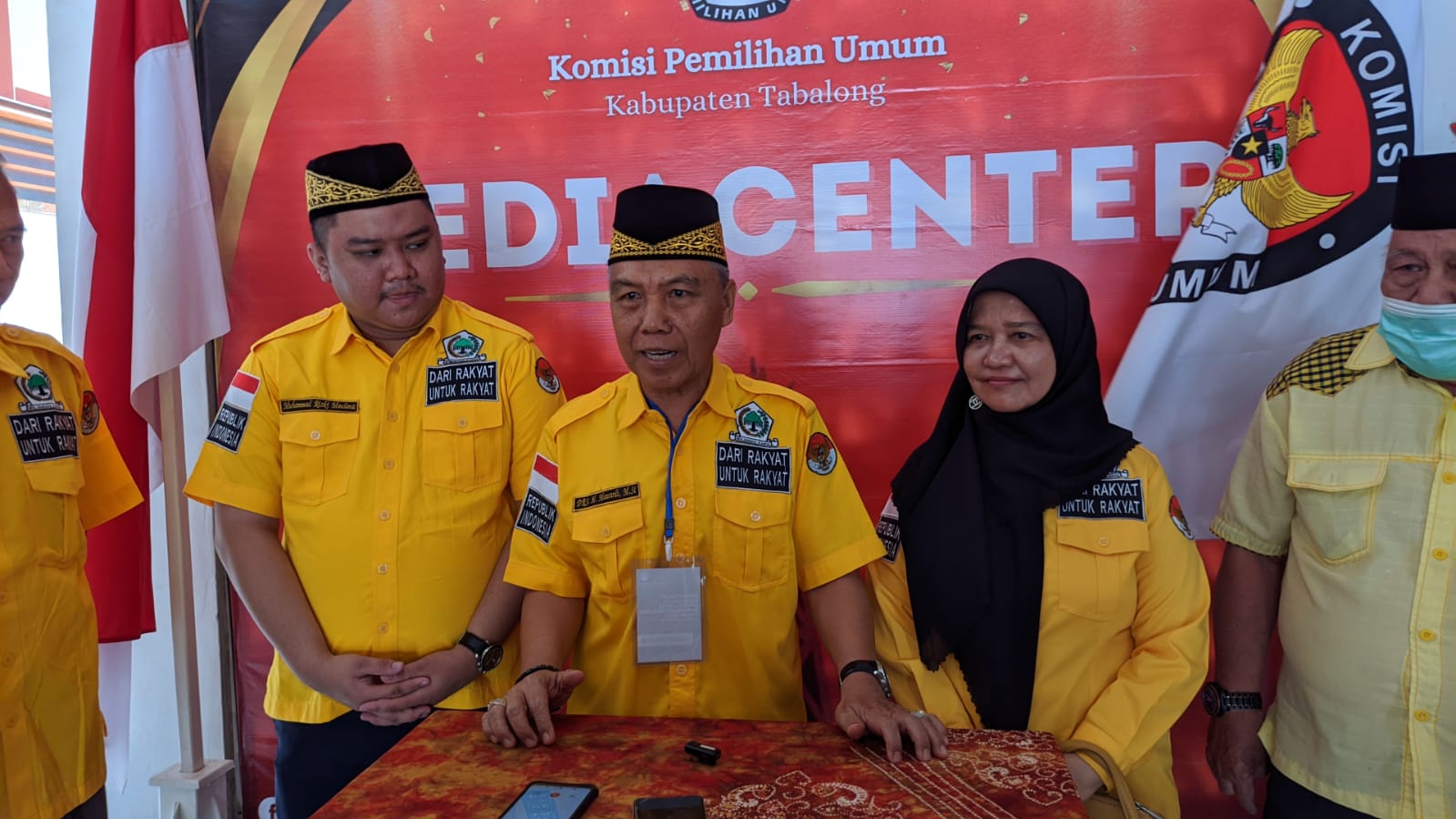 Ketua DPD Partai Golkar Tabalong, Mawardi (tengah) saat menyerahkan berkas pengajuan bacaleg kepada Ketua KPU Tabalong, Ardiansyah (Kalimantanlive.com).