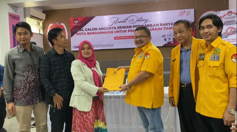 Dewan Pimpinan Cabang (DPC) Partai Partai Golongan Karya (Golkar) Kota Banjarmasin saat mendaftar pemilu legislatif DPRD 2024 mendatang ke KPU, Sabtu (13/5/23) sore. (Kalimantanlive.com/Ilham)