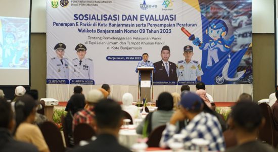 Wali Kota Banjarmasin, Ibnu Sina dalam kegiatan sosialisasi dan evaluasi penerapan pelayanan E-Parkir yang berlangsung di Hotel Rattan In, Kamis (25/5/23). (Kalimantanlive.com/Ilham)