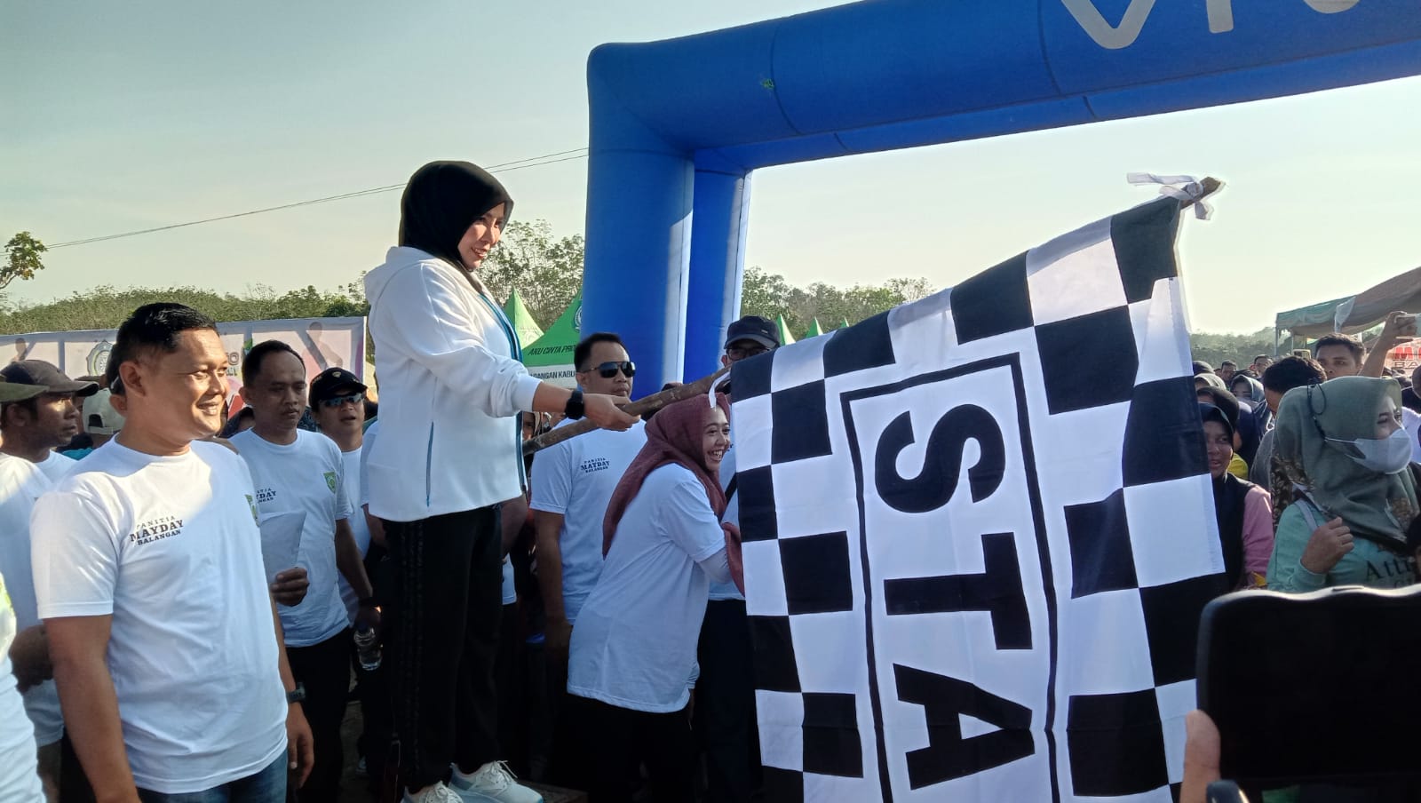 Demi memperingati hari Buruh Internasional atau May Day, Kabupaten Balangan menggelar jalan santai. (KalimantanLive.com/Kamil)