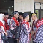 Bupati Tabalong, Anang Syakhfiani melepas keberangkatan 442 calon jemaah haji ke Embarkasi Banjarmasin di Asrama Haji Banjarbaru. (Kalimantanlive.com)