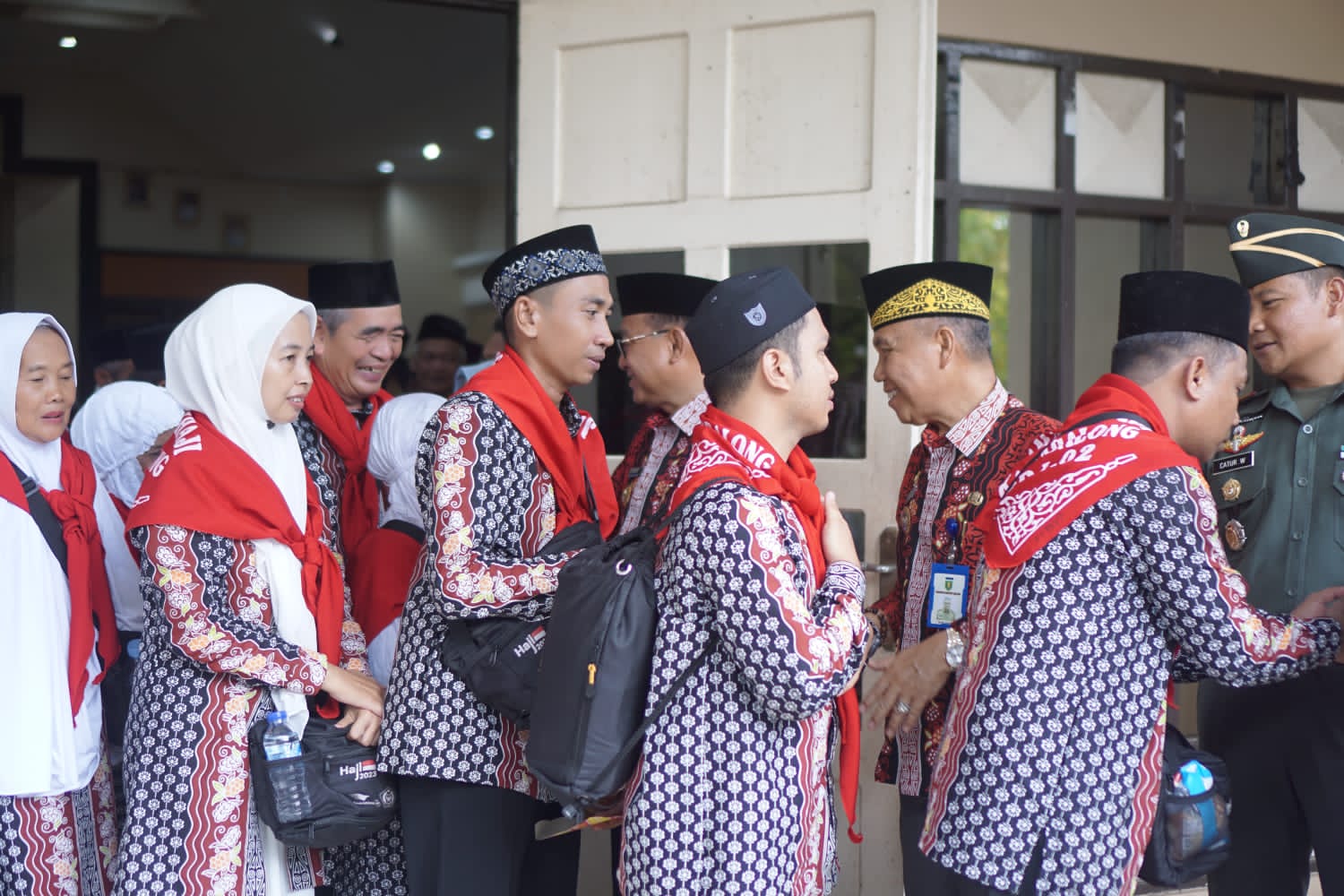 Bupati Tabalong, Anang Syakhfiani melepas keberangkatan 442 calon jemaah haji ke Embarkasi Banjarmasin di Asrama Haji Banjarbaru. (Kalimantanlive.com)