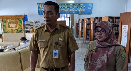 Kabid Pelayanan dan Pembinaan Perpustakaan Dispersip Tabalong, Wildan Akhyar didampingi Kepala Dispersip Tabalong, Norhayati (Kalimantanlive.com/A Hidayat)