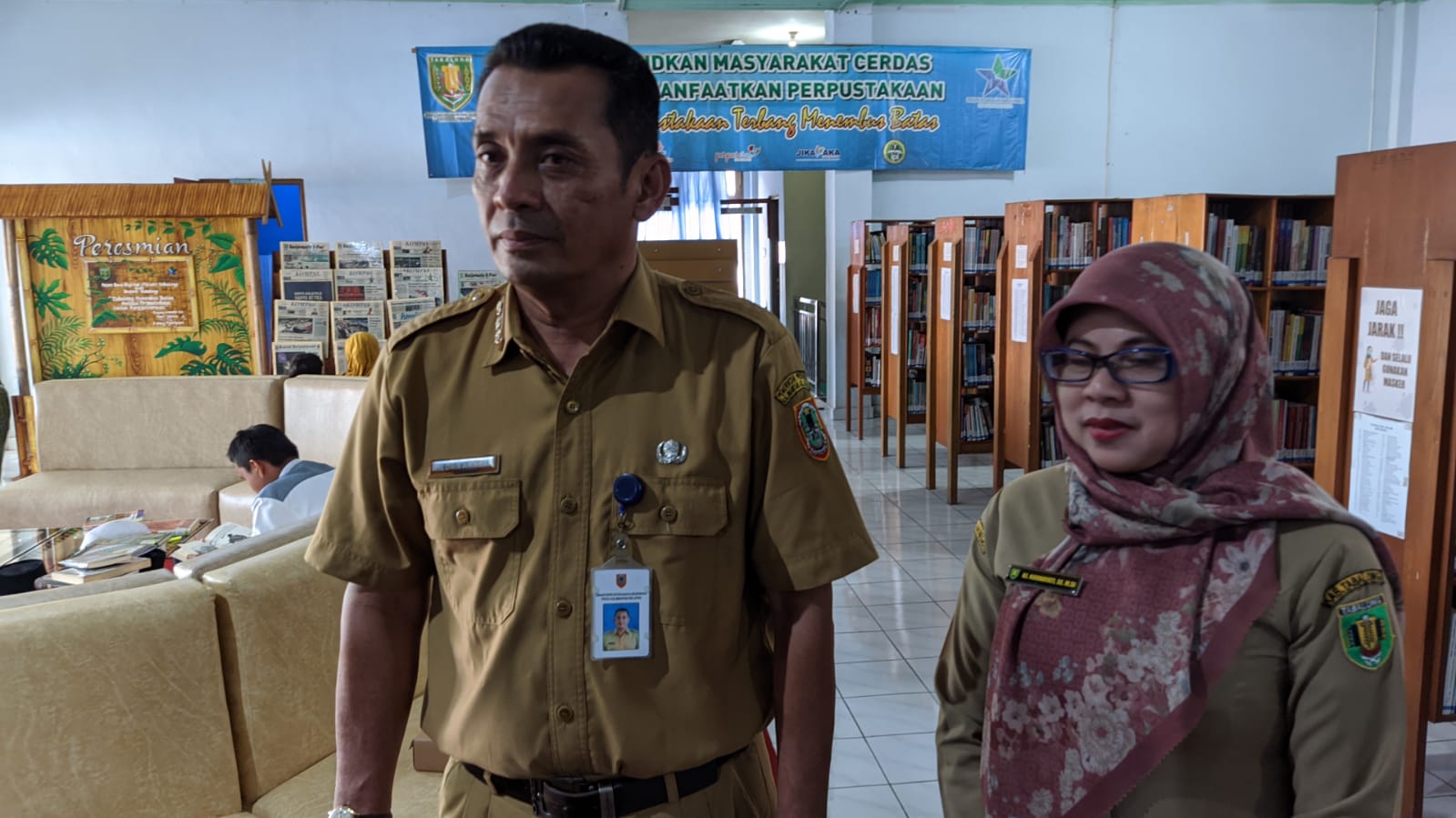 Kabid Pelayanan dan Pembinaan Perpustakaan Dispersip Tabalong, Wildan Akhyar didampingi Kepala Dispersip Tabalong, Norhayati (Kalimantanlive.com/A Hidayat)