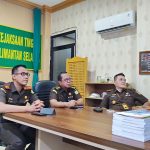 Kepala Kejaksaan Negeri Tanah Bumbu, I Wayan Wiradarma, S.H., M.H dan jajarannya. Pada Tahun 2023 Kejaksaan Negeri ( Kejari ) Tanah Bumbu melakukan pendampingan hukum terhadap penyelesaian sertifikat Barang Milik Daerah sebanyak 1.500 aset yang telah dianggarkan Pemerintah Kabupaten Tanah Bumbu. (Kalimantanlive.com/Desy).