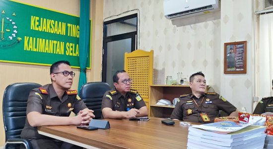 Kepala Kejaksaan Negeri Tanah Bumbu, I Wayan Wiradarma, S.H., M.H dan jajarannya. Pada Tahun 2023 Kejaksaan Negeri ( Kejari ) Tanah Bumbu melakukan pendampingan hukum terhadap penyelesaian sertifikat Barang Milik Daerah sebanyak 1.500 aset yang telah dianggarkan Pemerintah Kabupaten Tanah Bumbu. (Kalimantanlive.com/Desy).