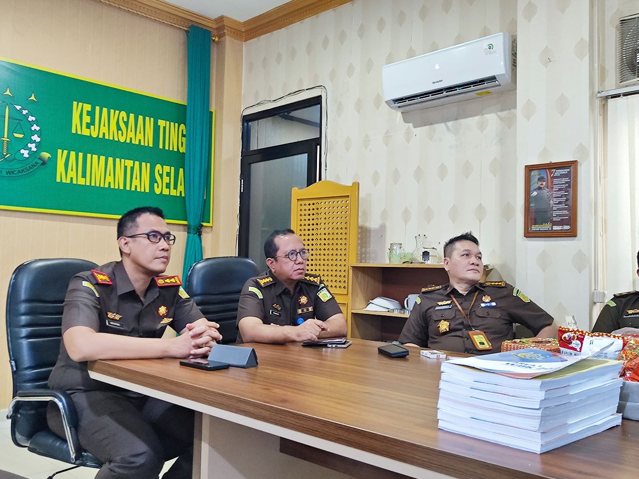 Kepala Kejaksaan Negeri Tanah Bumbu, I Wayan Wiradarma, S.H., M.H dan jajarannya. Pada Tahun 2023 Kejaksaan Negeri ( Kejari ) Tanah Bumbu melakukan pendampingan hukum terhadap penyelesaian sertifikat Barang Milik Daerah sebanyak 1.500 aset yang telah dianggarkan Pemerintah Kabupaten Tanah Bumbu. (Kalimantanlive.com/Desy).