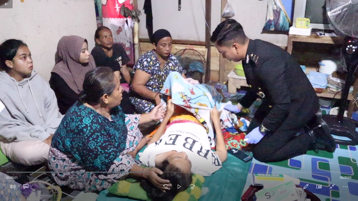 Kapolres Kotabaru AKBP Dr Tri Suhartanto, SH.MH.M.Si didampingi para PJU Polres dan Tim Nakes Sidokkes Polres Kotabaru, melakukan kunjungan ke rumah warga yang menderita sakit menahun di Desa Rampa, Senin (22/5/23 (Kalimantanlive.com/Siti Rahmah)