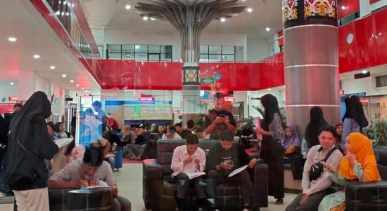 Para pemohon kartu pencari kerja atau lebih dikenal dengan sebutan kartu kuning mulai memadati layanan Dinas Tenaga Kerja (Disnaker) Tabalong di Mall Pelayanan Publik (MPP), Rabu (24/05/2023). (Kalimantalive.com/A Hidayat)